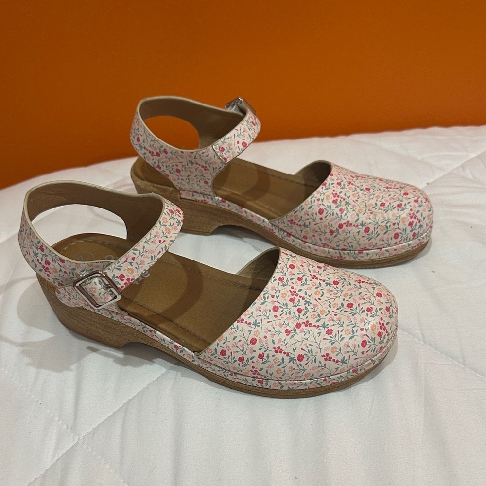 NWOT Art Class Floral Pink Sandals size 2